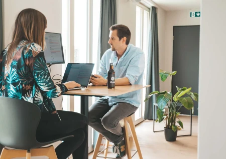 coworking-besprechung-hochtisch-w coworking-besprechung-hochtisch-w