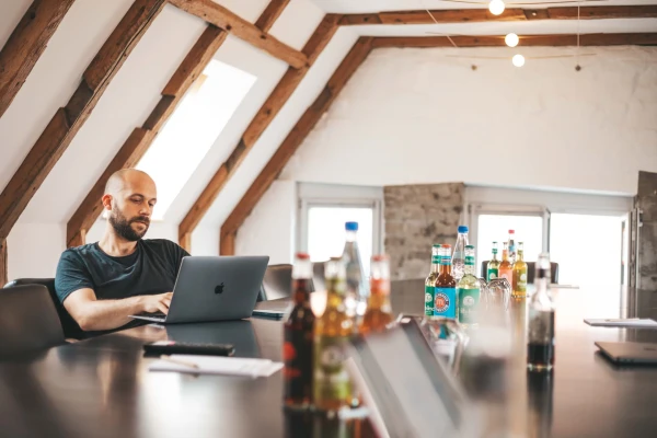 konferenzraum-alleine